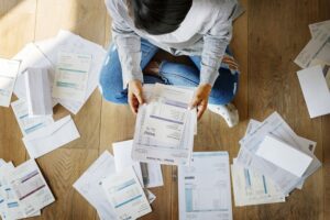 Pessoa revisando refinanciamento de empréstimo
