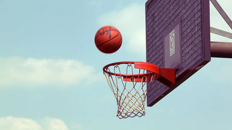 Apps para acompanhar resultados de basquete Imagem editorial: Apps para acompanhar resultados de basquete