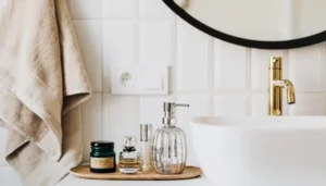 Imagem editorial: Como decorar banheiro pequeno com funcionalidade e segurança