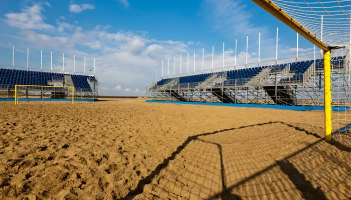 Imagem editorial: Futebol de areia: cultura esportiva e experiência nas praias