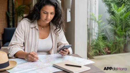 Cena editorial sobre um roteiro de viagem usando mapas