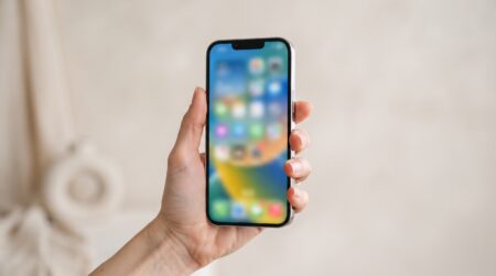 Mão segurando smartphone Android com app de novelas curtas