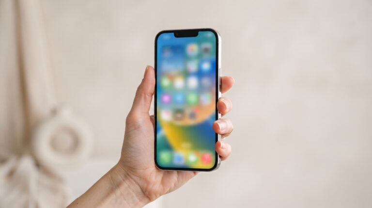 Mão segurando smartphone Android com app de novelas curtas